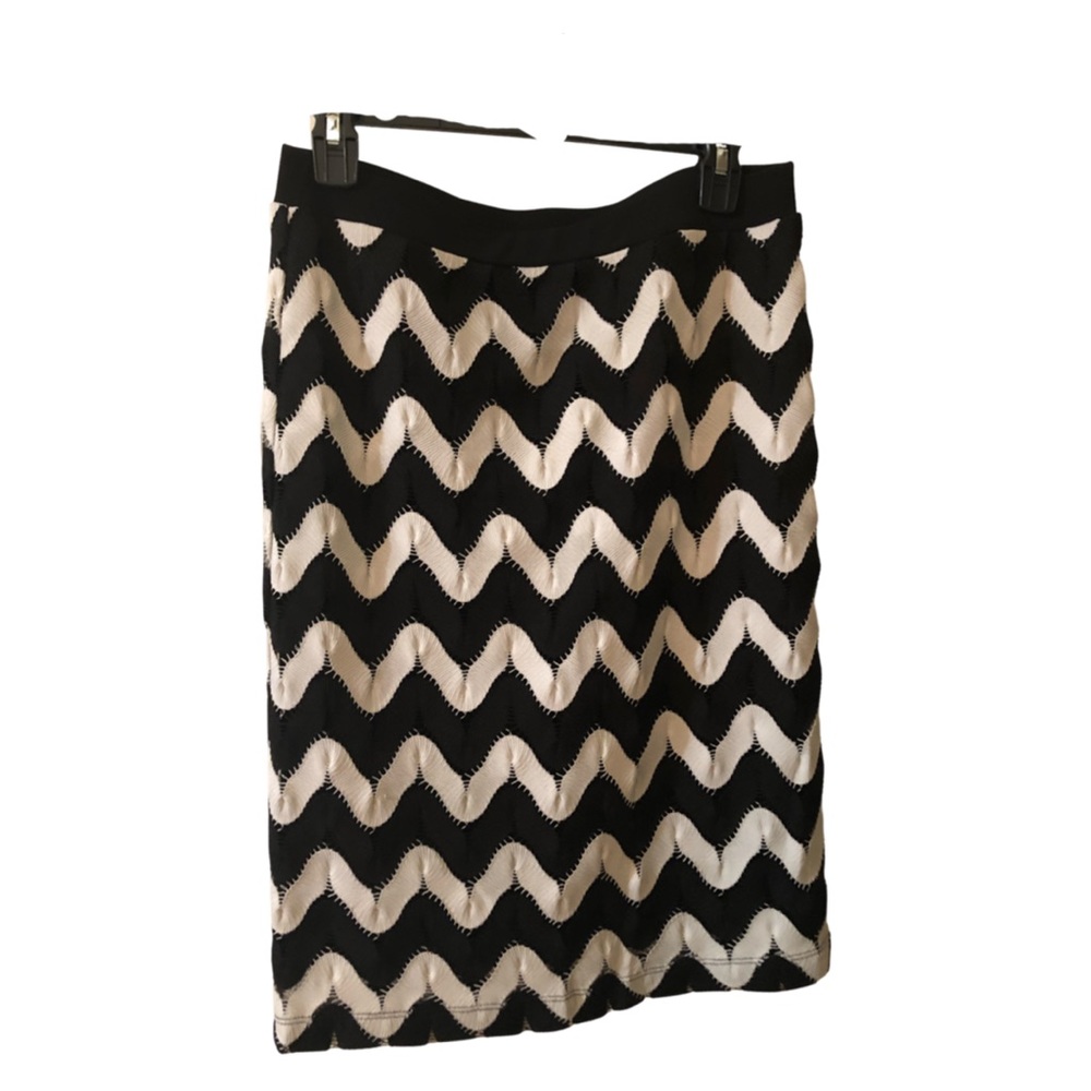 Sunny Leigh Small form fitted ladies black & white zig zag patterned 23” skirt.